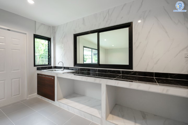 บ้านมือสองตกแต่งใหม่ ม.เมืองเอกประจิม พหลโยธิน87 ตกแต่งครบทุกฟังก์ชัน เนื้อที่ 100 ตร.ว. พื้นที่ใช้สอยเยอะ พร้อมฟังก์ชัน 3 ห้องนอน 4 ห้องน้ำ 1 ห้องอเนกประสงค์ 1 ห้องแม่บ้าน จอดรถได้ 4 คัน เชื่อมต่อทุกการเดินทาง ใกล้รถไฟฟ้าสายสีแดง "สถานีหลักหก"และทางด่วน "ศรีสมาน"